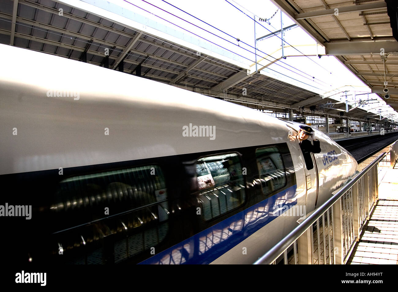 Tokyo train il trasporto ferroviario bullet train veloce ed efficiente servizio di giapponese Foto Stock