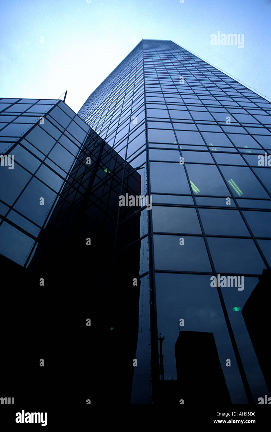 Edificio per uffici realstate vetro e riflessi cromati Foto Stock