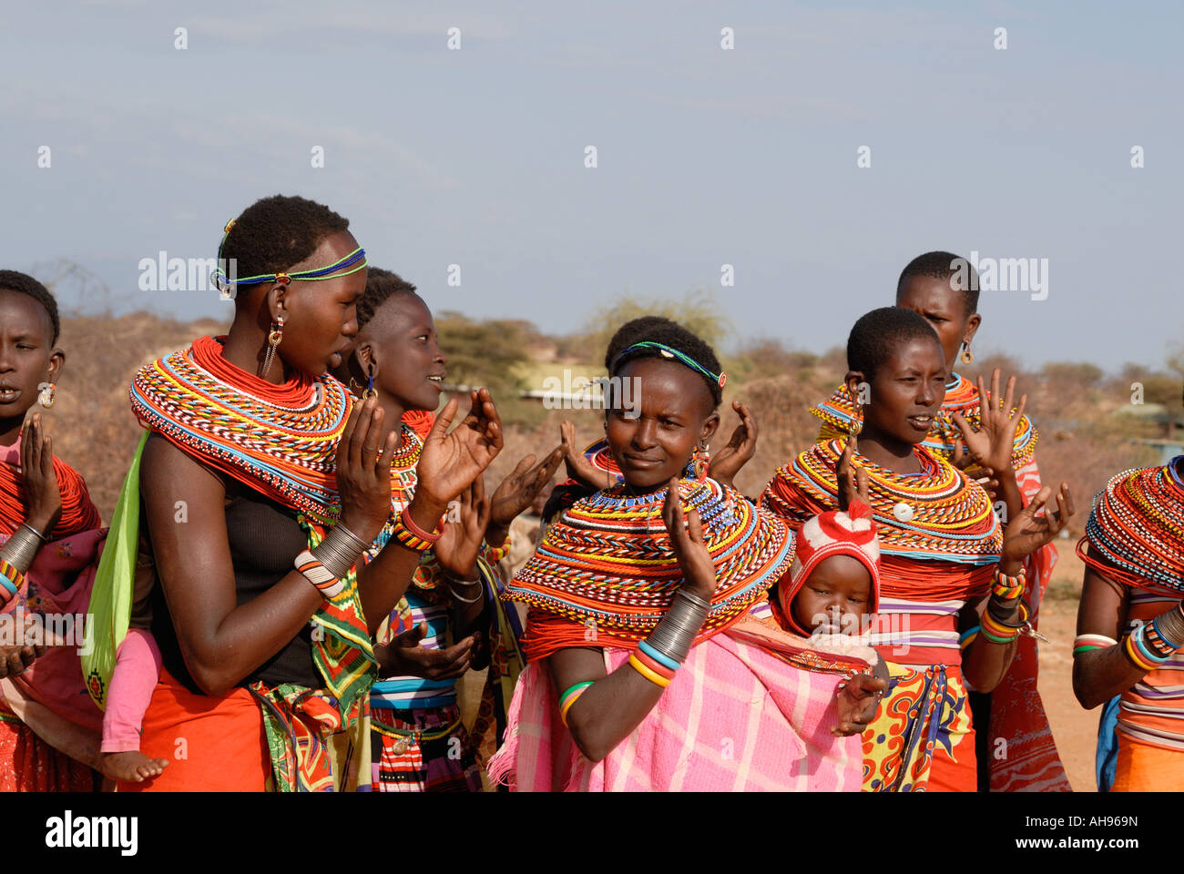 Samburu donne battendo le mani per applaudire e di accompagnare gli uomini ballare vicino a Samburu Riserva nazionale del Kenya Africa orientale Foto Stock