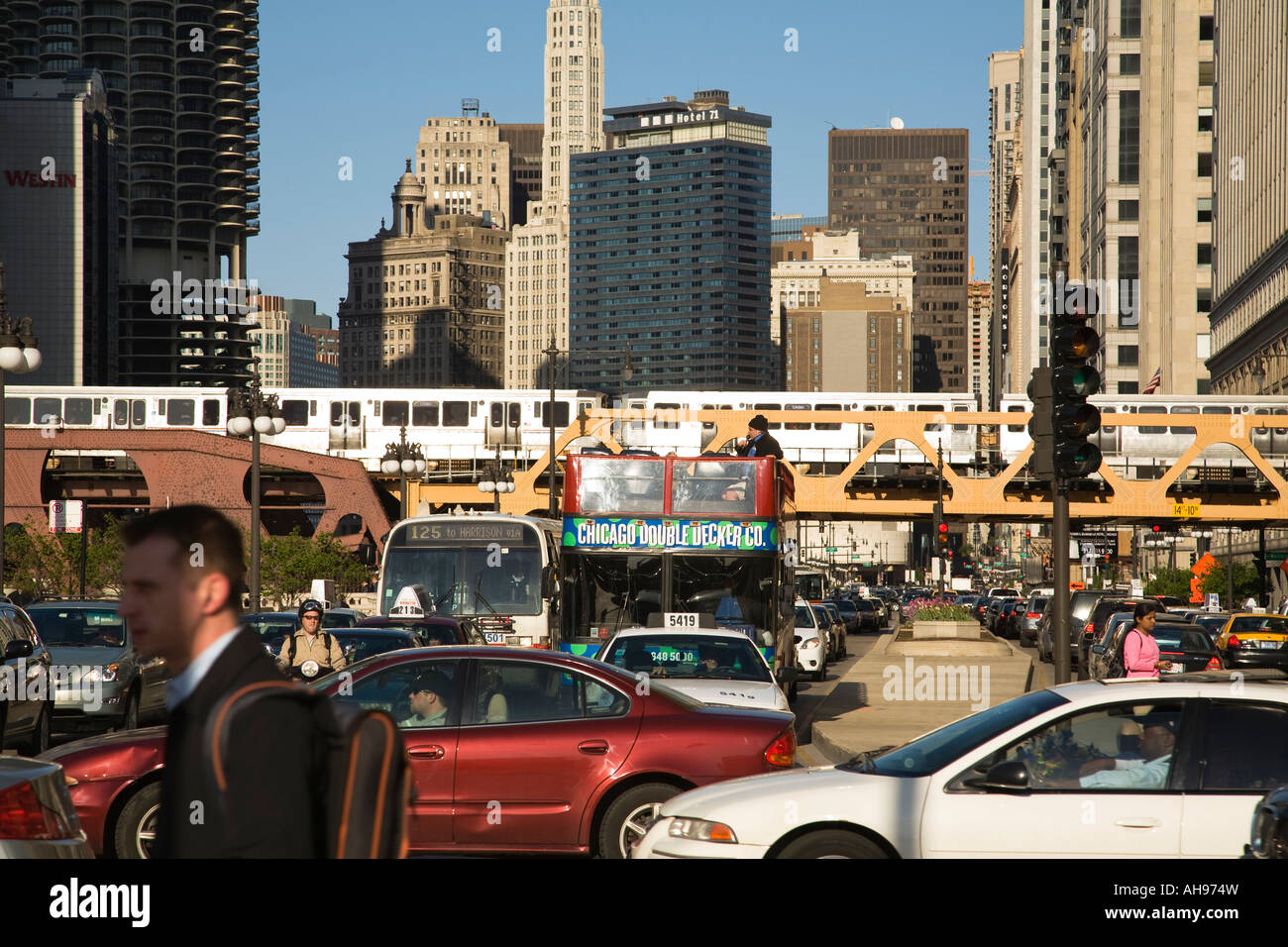 ILLINOIS Chicago la congestione del traffico su Wacker Drive treno el sul ponte double decker bus città auto autobus e moto Foto Stock