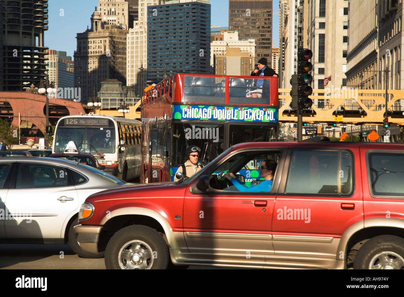 ILLINOIS Chicago la congestione del traffico su Wacker Drive double decker bus tour auto e pedoni Foto Stock