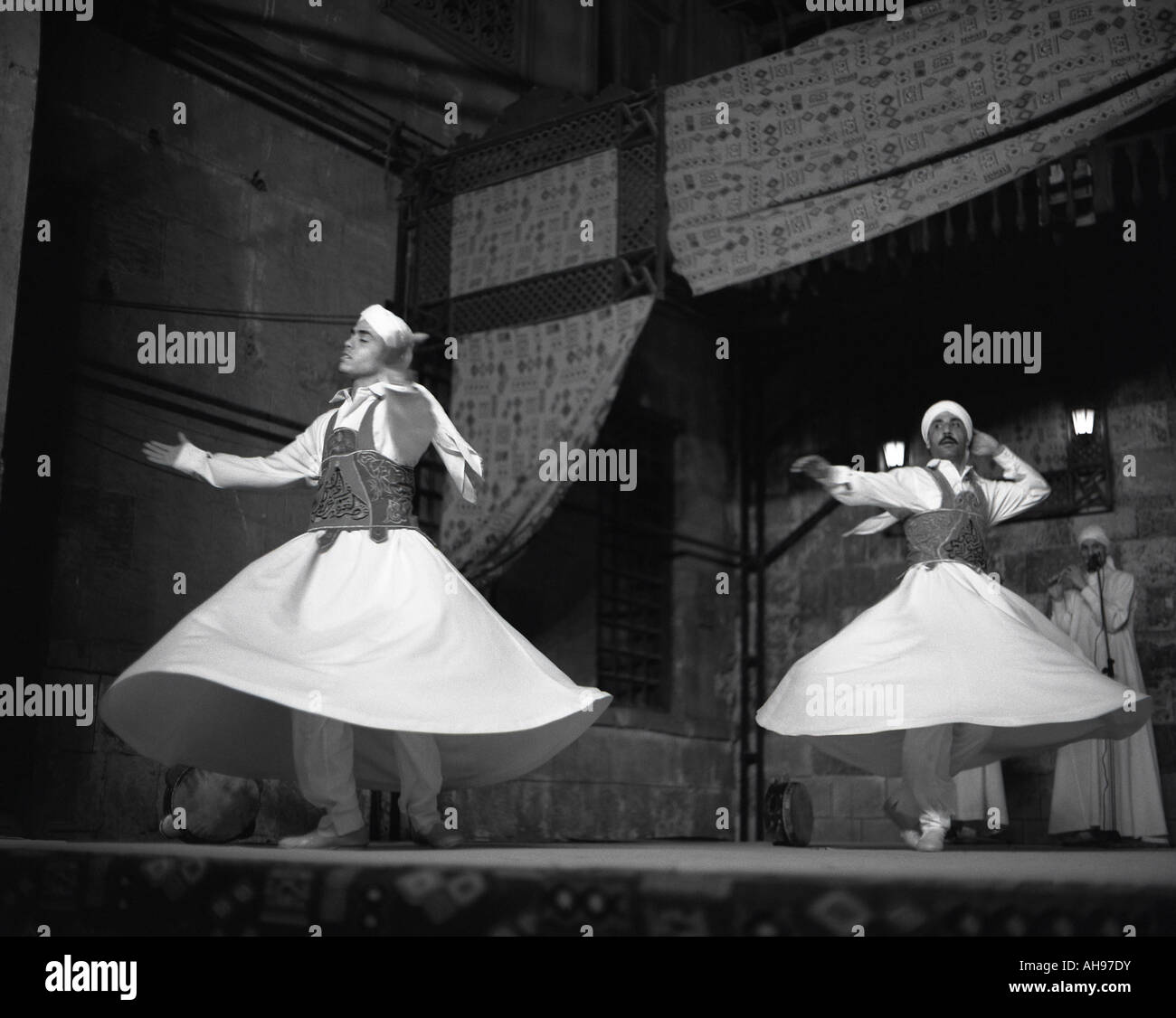 I sufi Dervisci di eseguire sul palco Il Cairo Egitto Foto Stock
