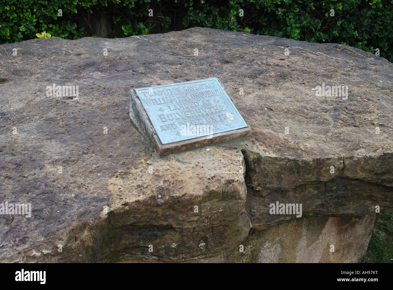 Tavolo di pietra su cui Guglielmo il Conquistatore cenato, Bulverhythe, Hastings, East Sussex, England, Regno Unito Foto Stock