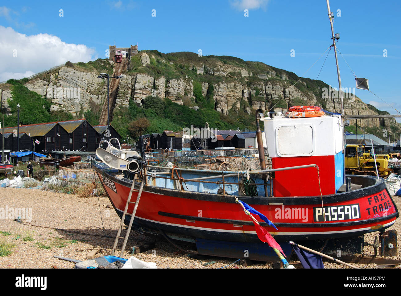 Barche da pesca sulla spiaggia e East Hill Railway, Stade, Hastings Old Town, Hastings, East Sussex, England, Regno Unito Foto Stock