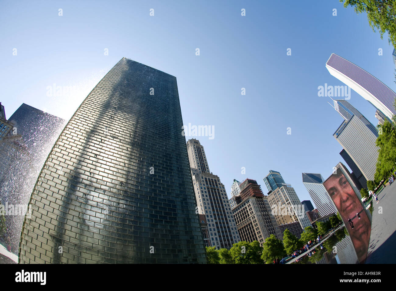 ILLINOIS Chicago Crown fontana progettata da Jaume da Plensa a nel Millennium Park Plaza faccia area sulla schermata video Vista fisheye Foto Stock