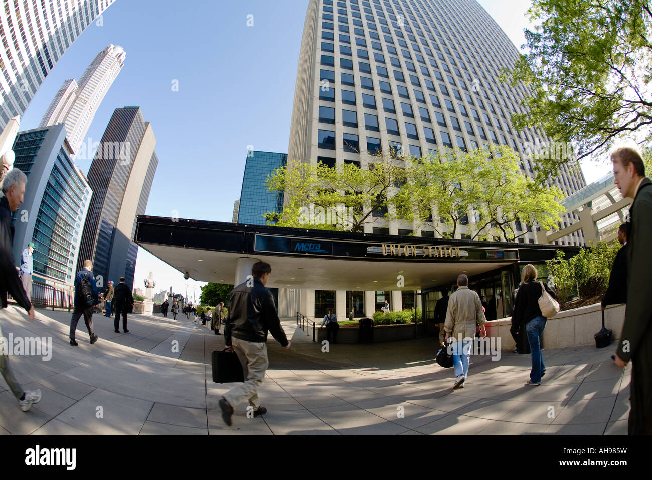 ILLINOIS Chicago pendolari a piedi verso l'entrata della Union Station Terminal per treni Metra fine del giorno lavorativo Foto Stock