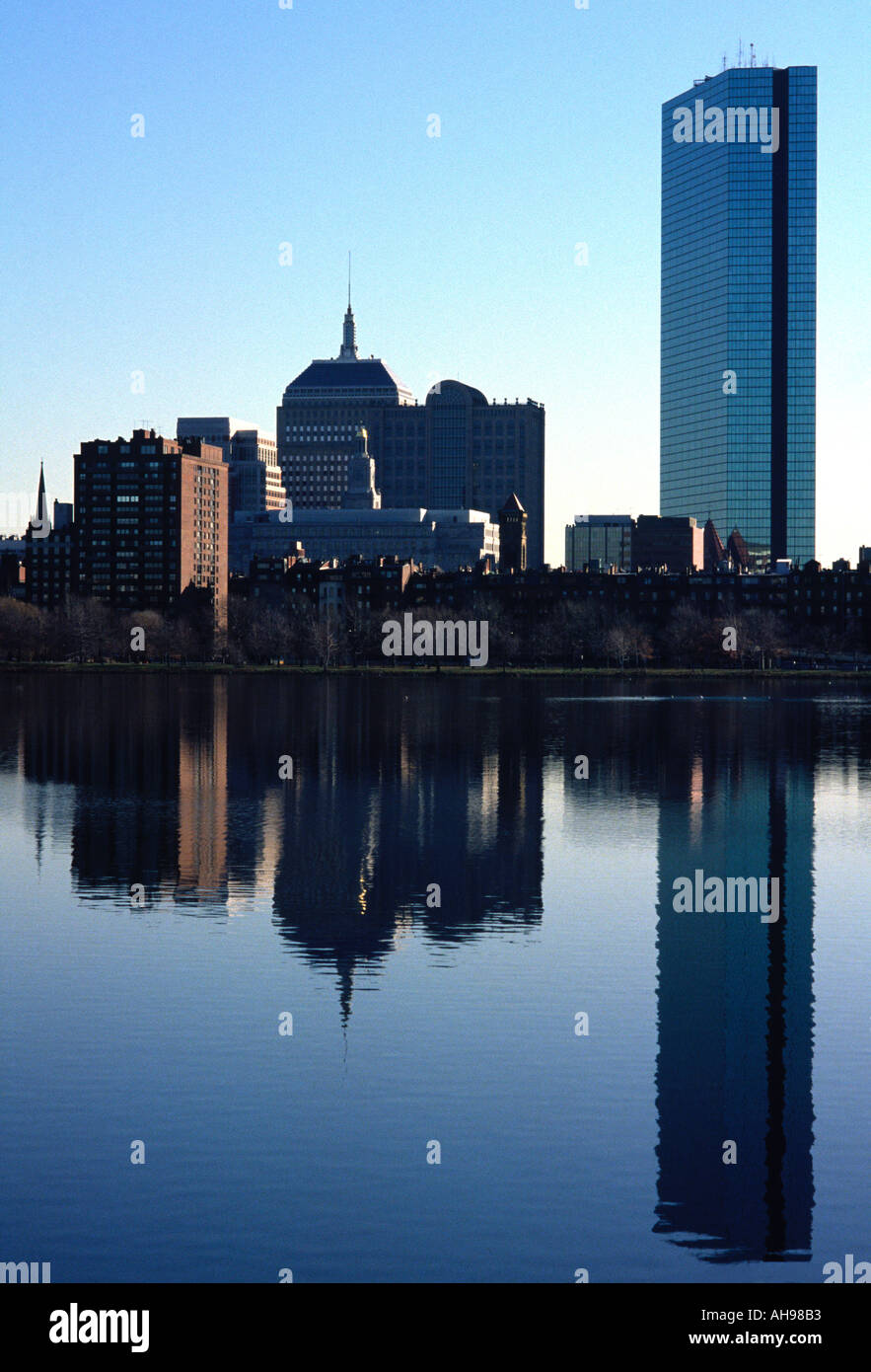 Gli edifici si riflette nel fiume Charles, Boston, Massachusetts Foto Stock