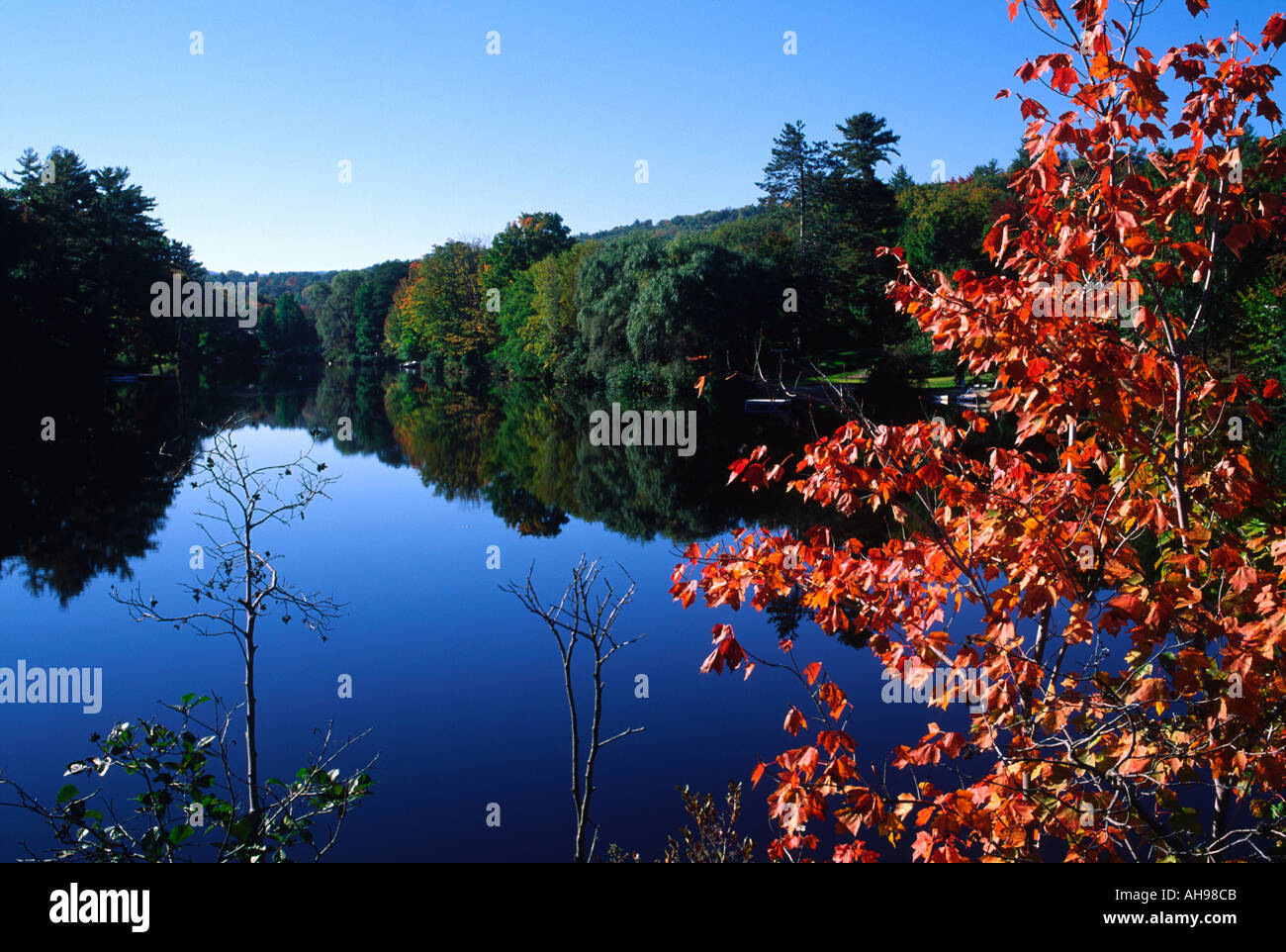 Autunno colline riflessa in un lago, New Hampshire Foto Stock
