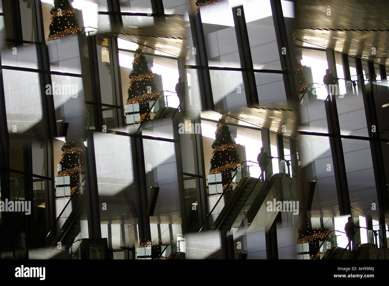Un muro di specchi in un terminal presso l'Aeroporto Internazionale Logan di Boston Massachuetts dividere una riflessione in più immagini Foto Stock