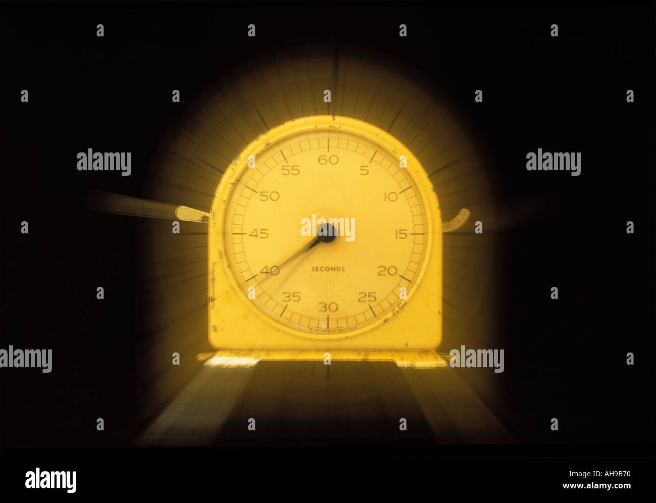 Arresto sfocata orologio che mostra il movimento delle mani intorno al viso Foto Stock