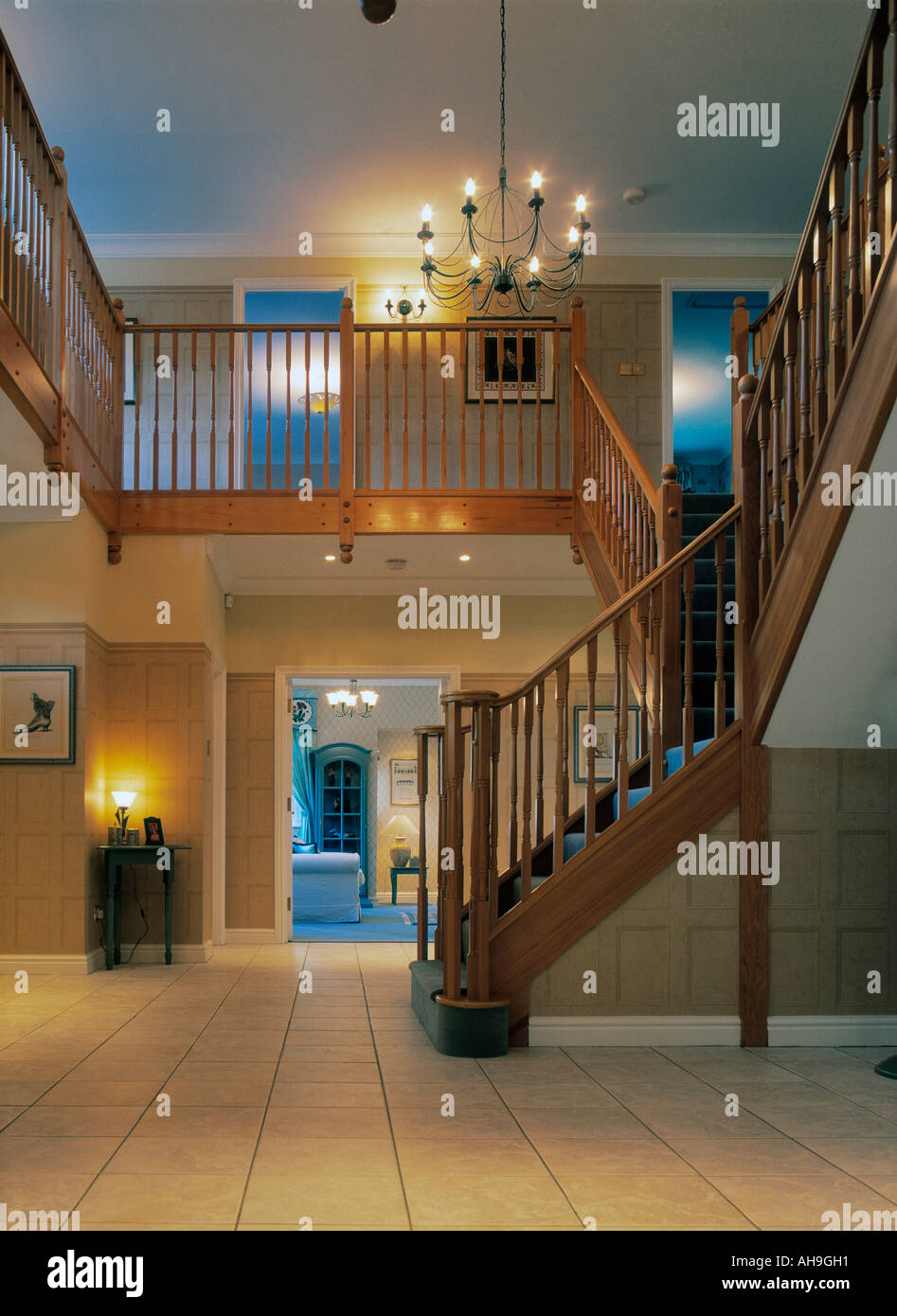 Visualizza interno di una casa hall di ingresso con balcone Foto Stock