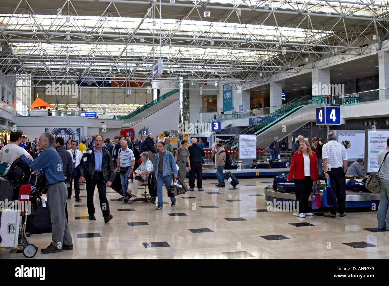 I passeggeri della compagnia aerea in aeroporto di Antalya Turchia terminale Foto Stock
