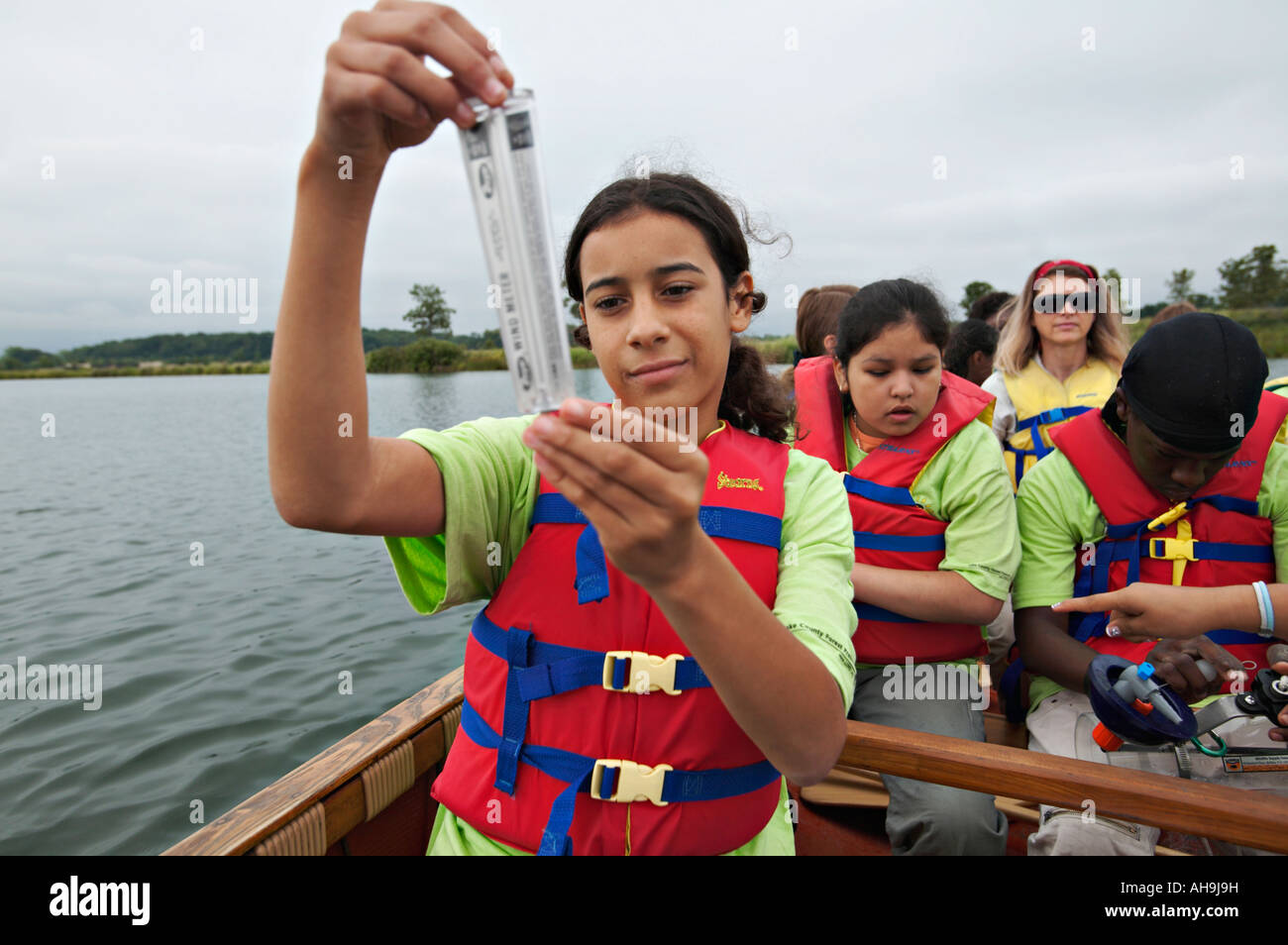 Conserva Libertyville Illinois studentessa Lettura misuratore di vento studenti condotta acqua prove di qualità nel lago ScienceFirst Foto Stock