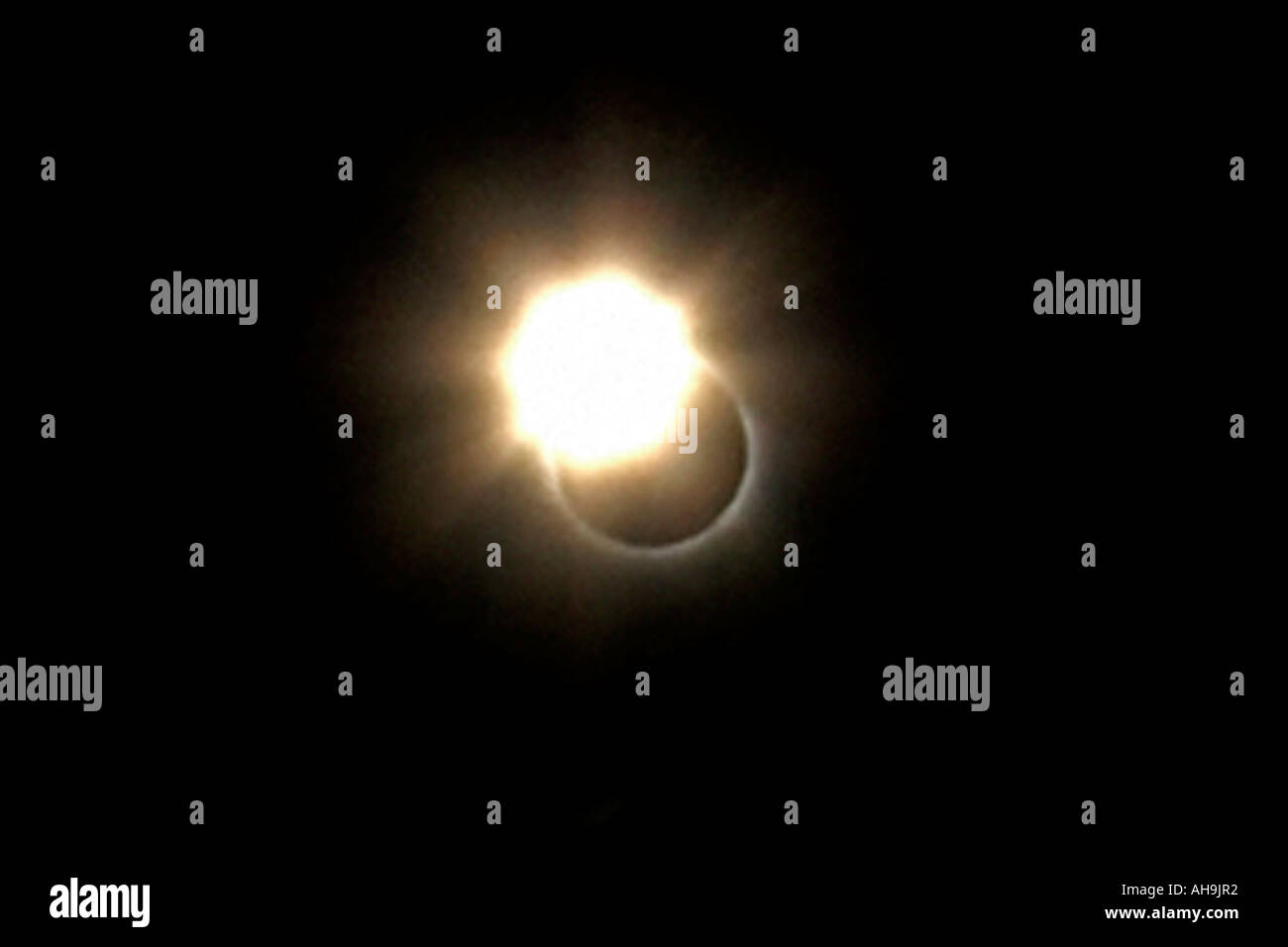 Sun visto senza filtro mostra grande anello diamante appena prima del secondo contatto con la luna durante l'eclisse totale di su Foto Stock
