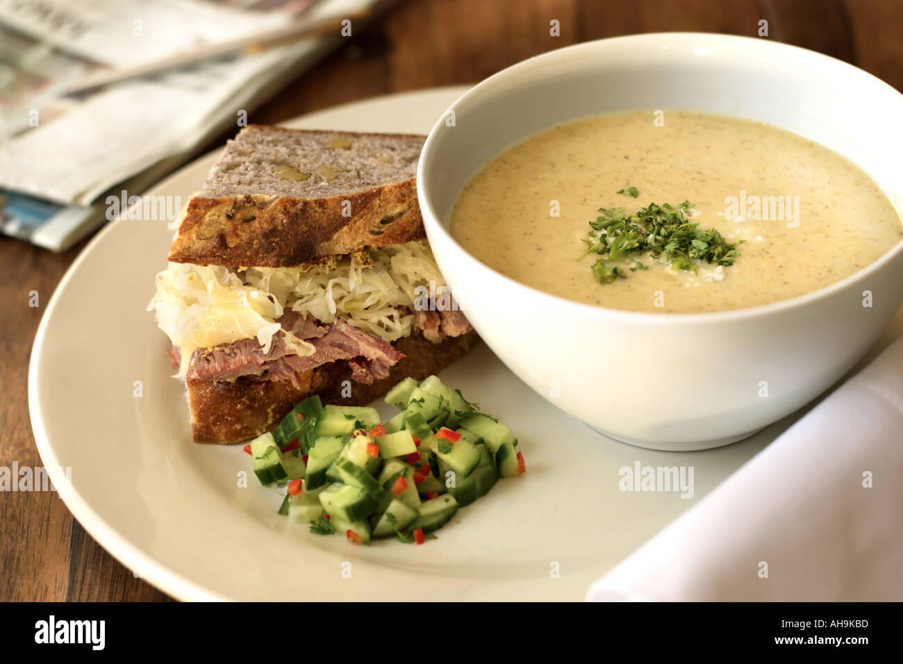 Punta di Petto di manzo in sandwich con sostanziosa zuppa Foto Stock