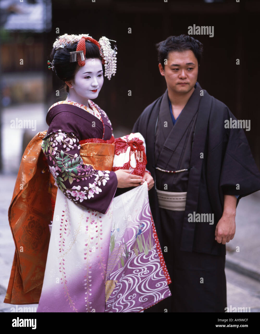 Uomo giapponese in kimono e Geisha stand su un Gion strada Kyoto Foto stock  - Alamy