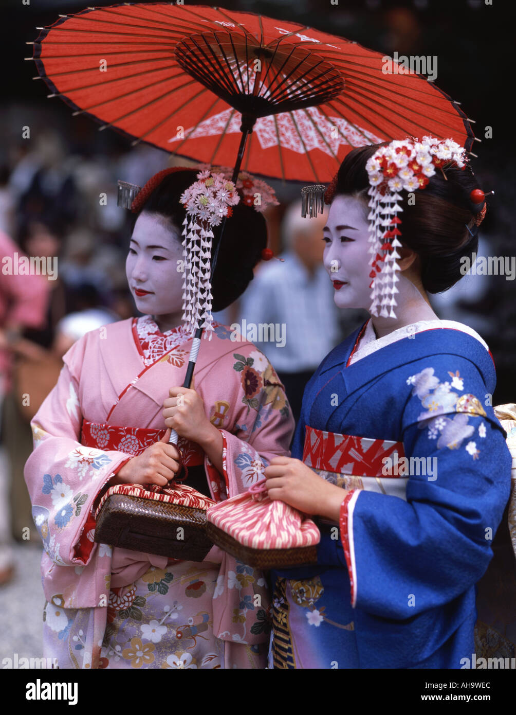 Due donne giapponesi in Geisha costume Maiko presso il santuario Yasaka Kyoto Foto Stock