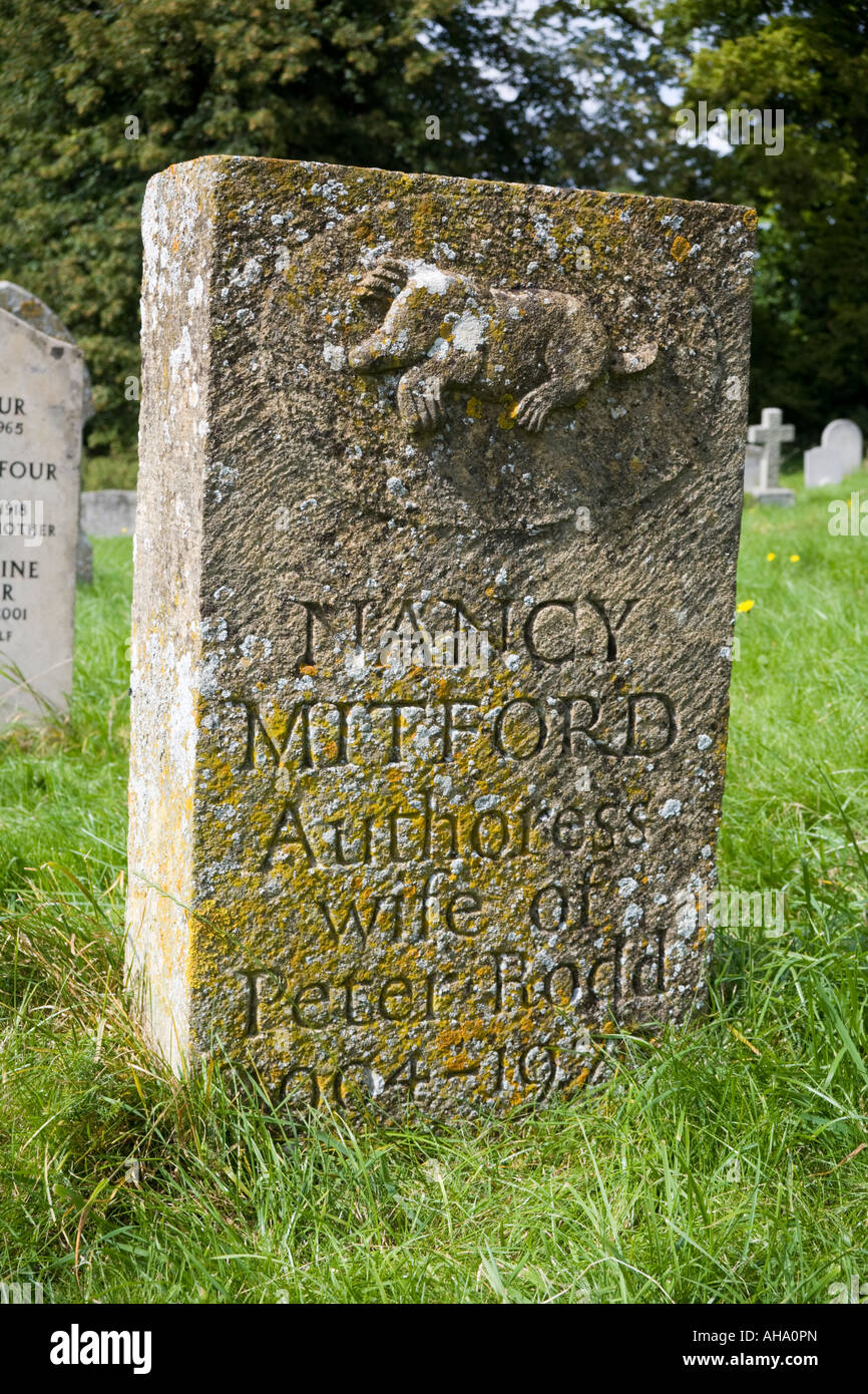 La tomba di Nancy Mitford nel cimitero della chiesa di St Marys nel villaggio Cotswold di Swinbrook, Oxfordshire UK Foto Stock