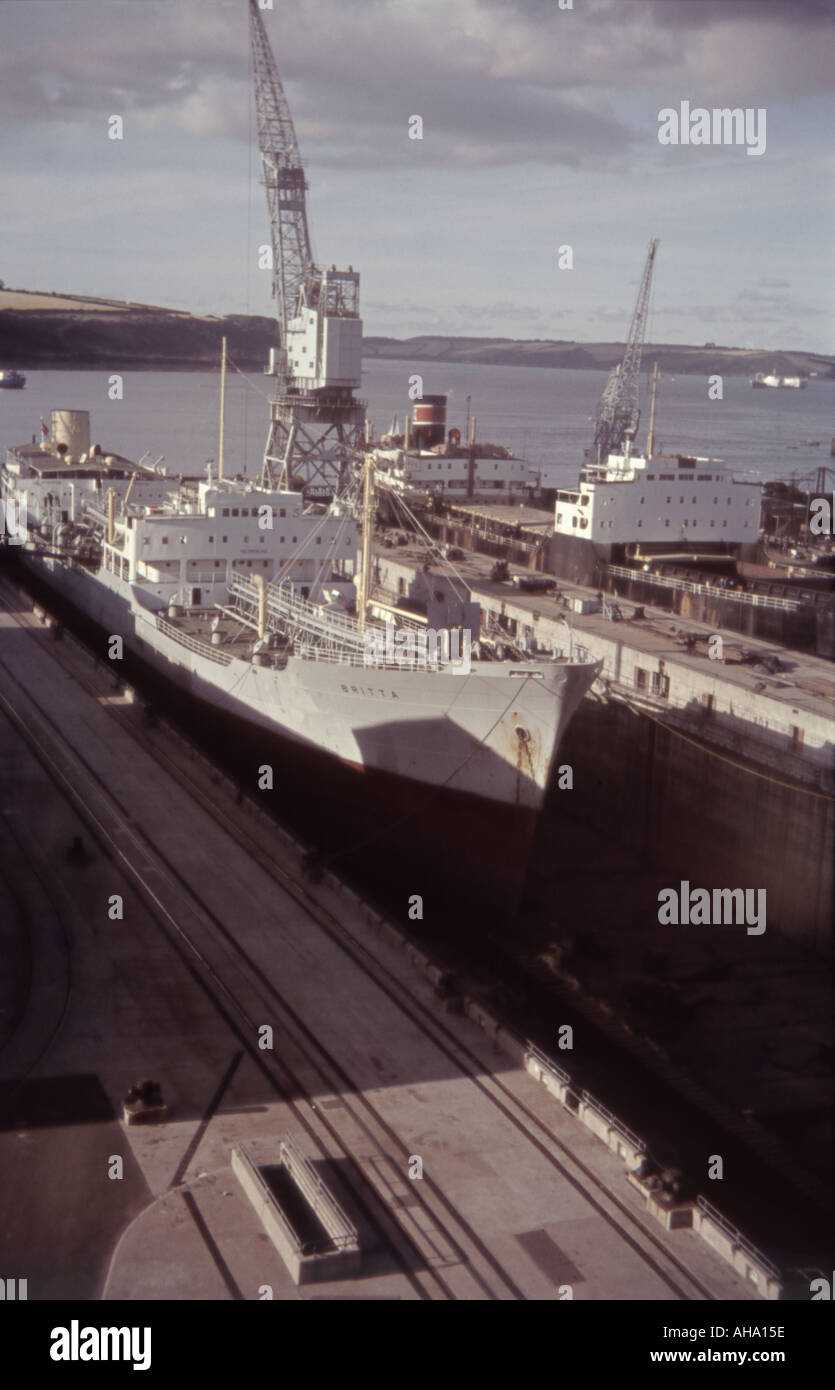 Immagine a colori fuori da una nave che è ancorata in un porto Foto Stock