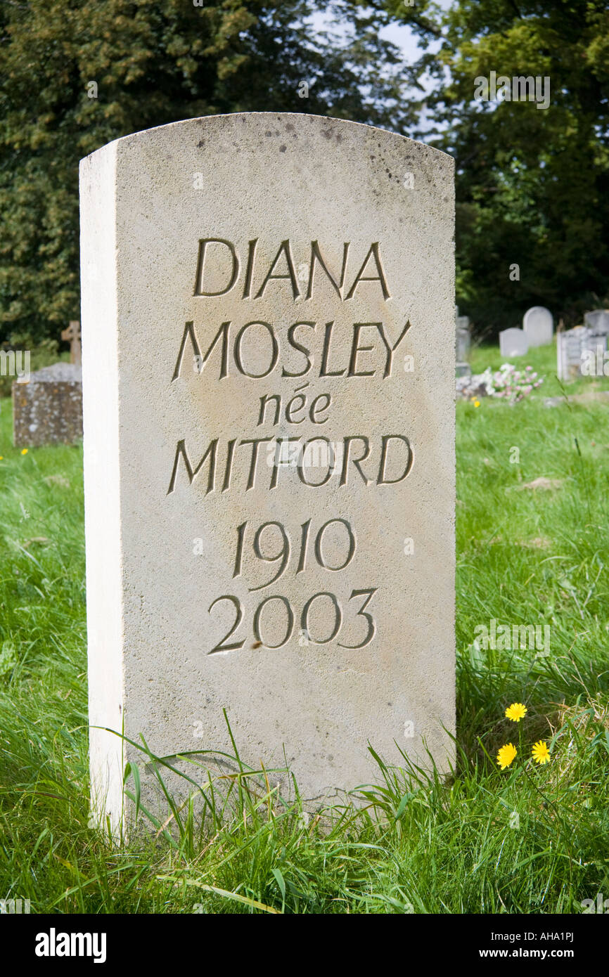 La tomba di Diana Mosley (nee Mitford) nel sagrato della chiesa di St Marys chiesa nel villaggio Costwold di Swinbrook, Oxfordshire Foto Stock