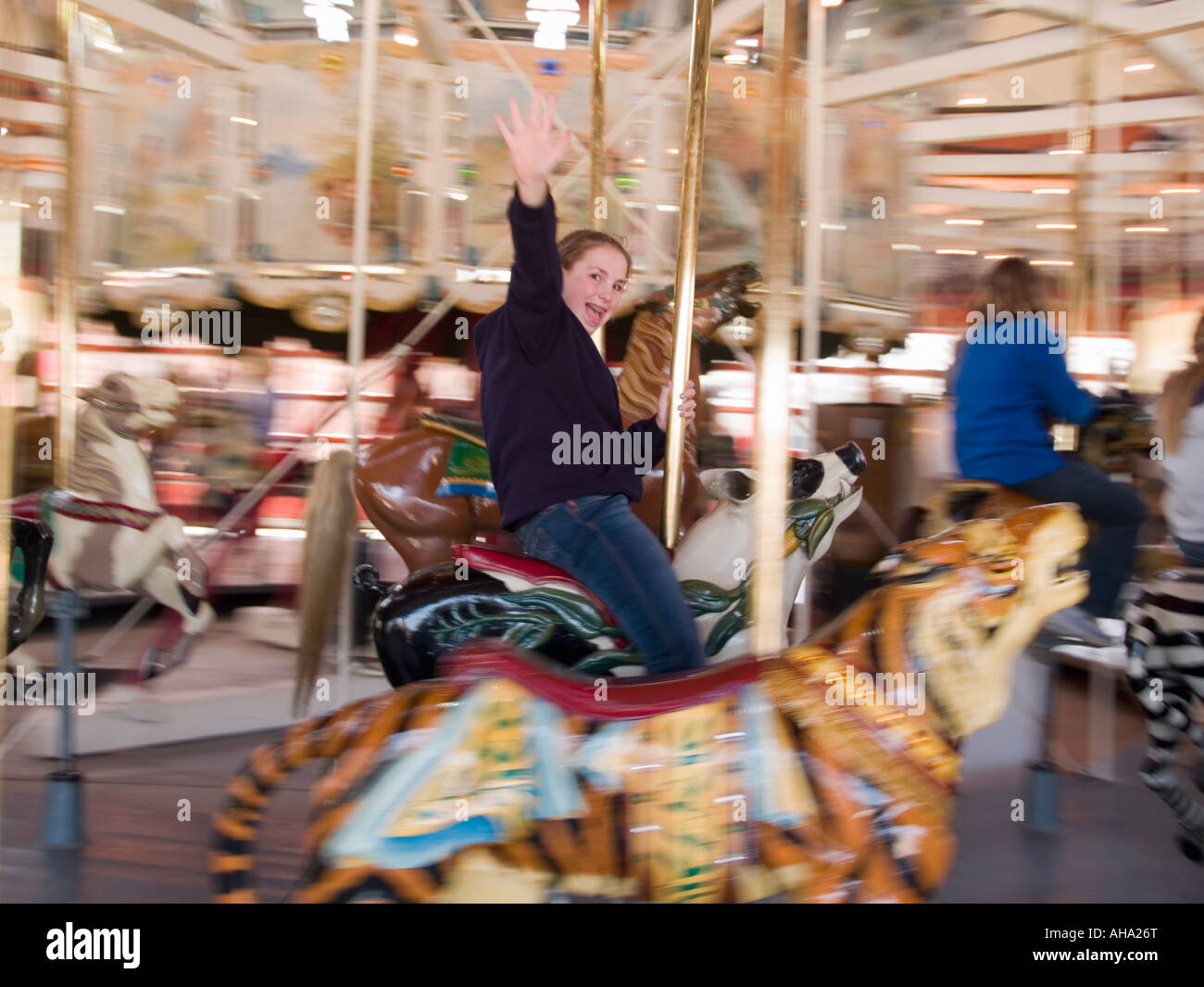 Ragazza sulla giostra Modello rilasciato Foto Stock