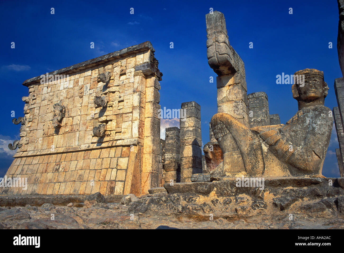 Messico Chichen Itza Chacón Mool statua nel Tempio dei Guerrieri Foto Stock