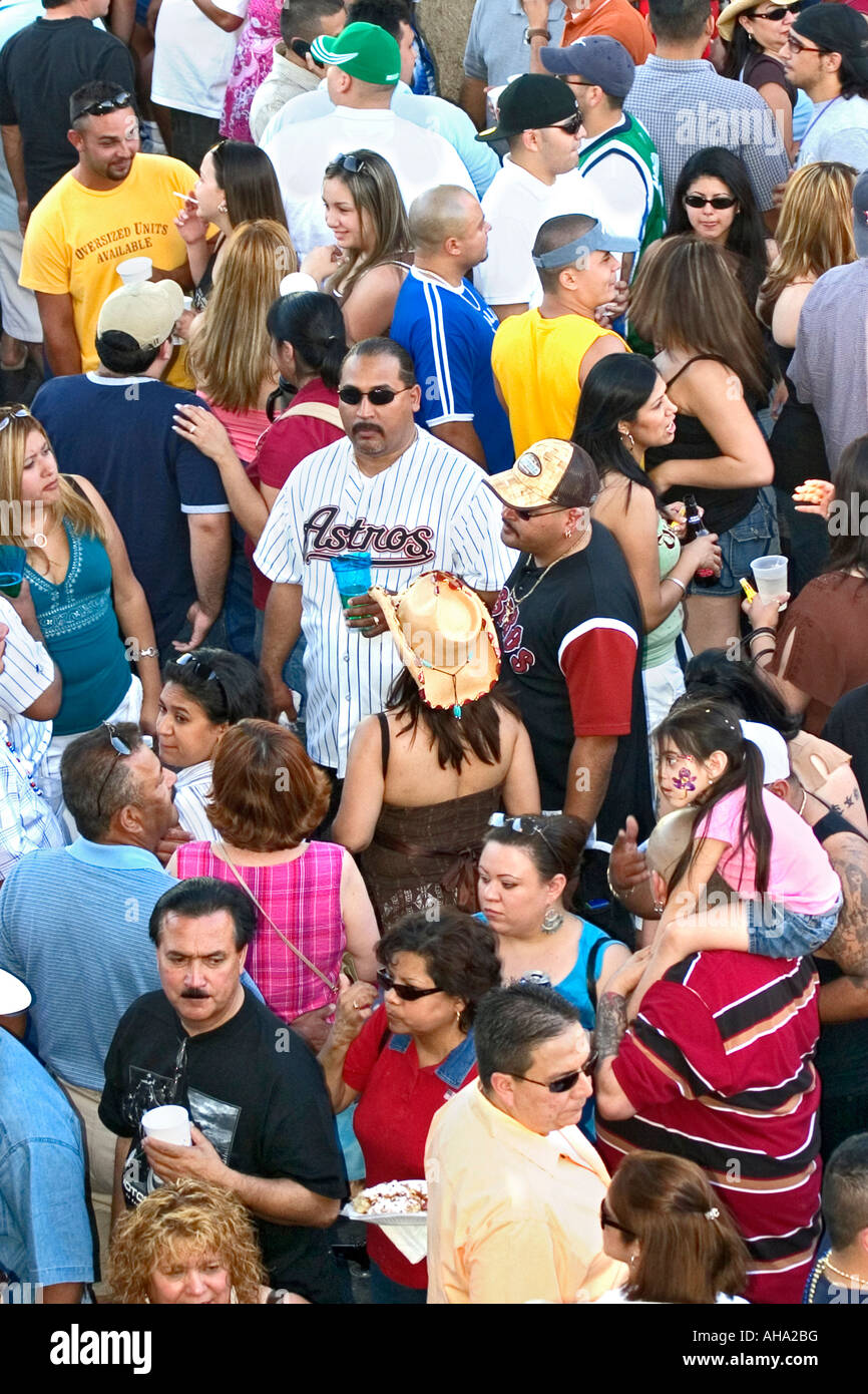 Scena folla di principalmente gli ispanici durante la Fiesta settimana di San Antonio, Texas, Stati Uniti d'America Foto Stock
