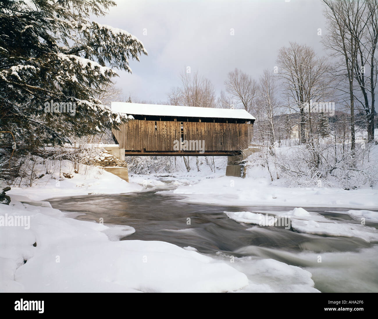 Ponte coperto in inverno a Johnson Vermont - USA Foto Stock