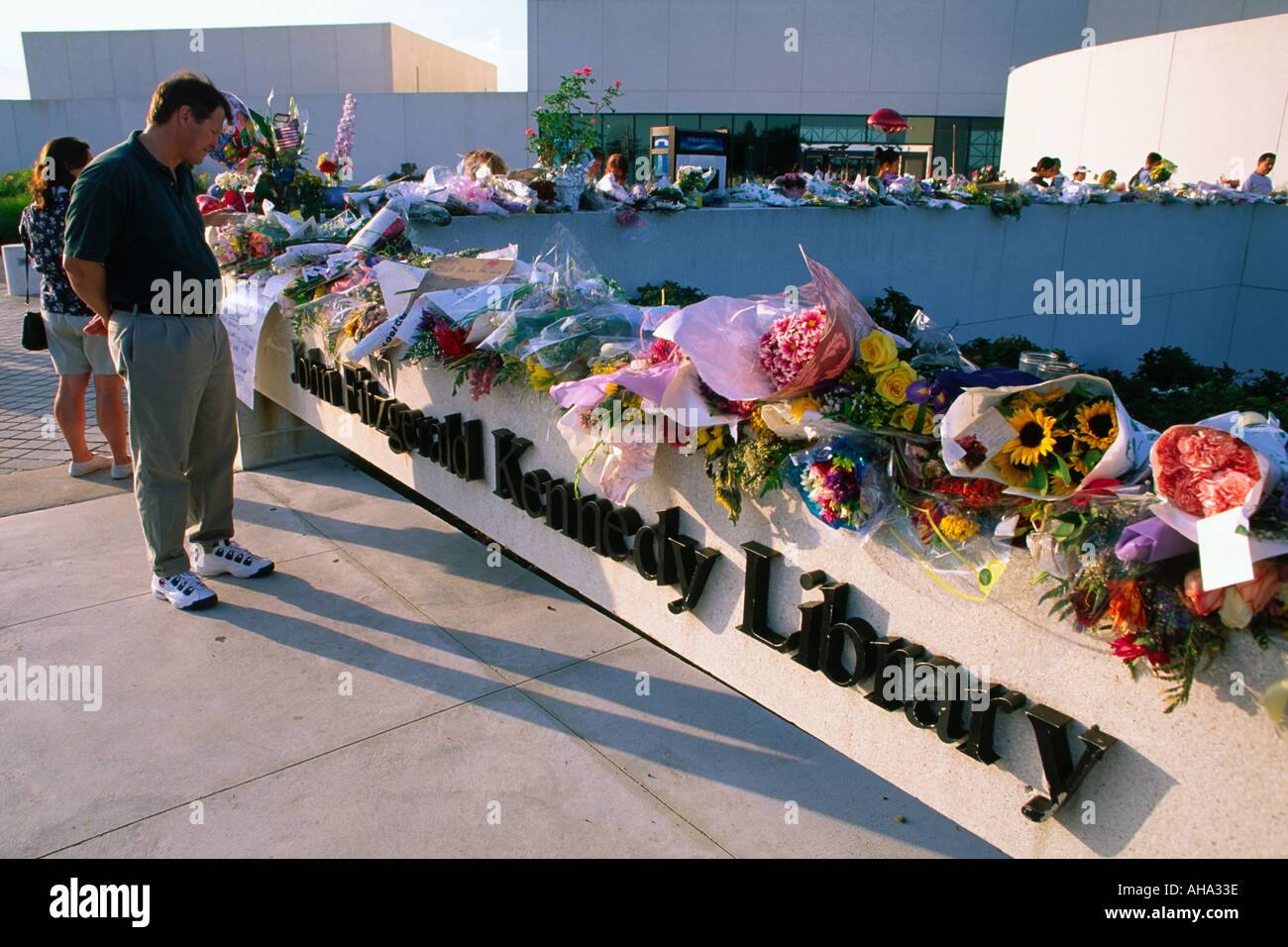 Memoriale di fortuna a John F Kennedy Jr. presso la Biblioteca JFK a Boston, Massachusetts Foto Stock