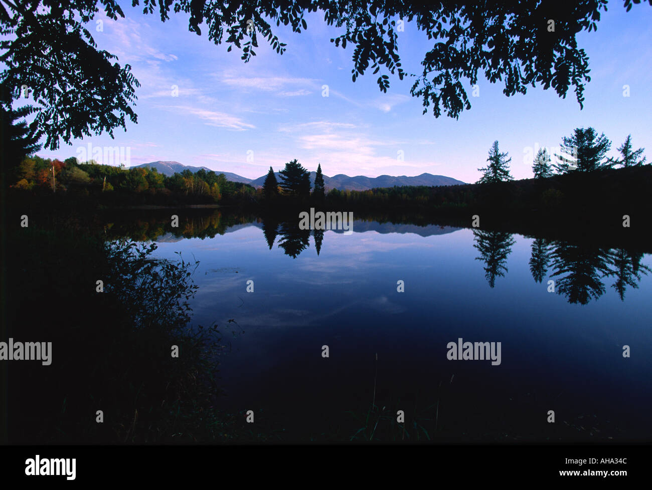 Il pittoresco lago di riflessioni nelle White Mountains del New Hampshire Foto Stock