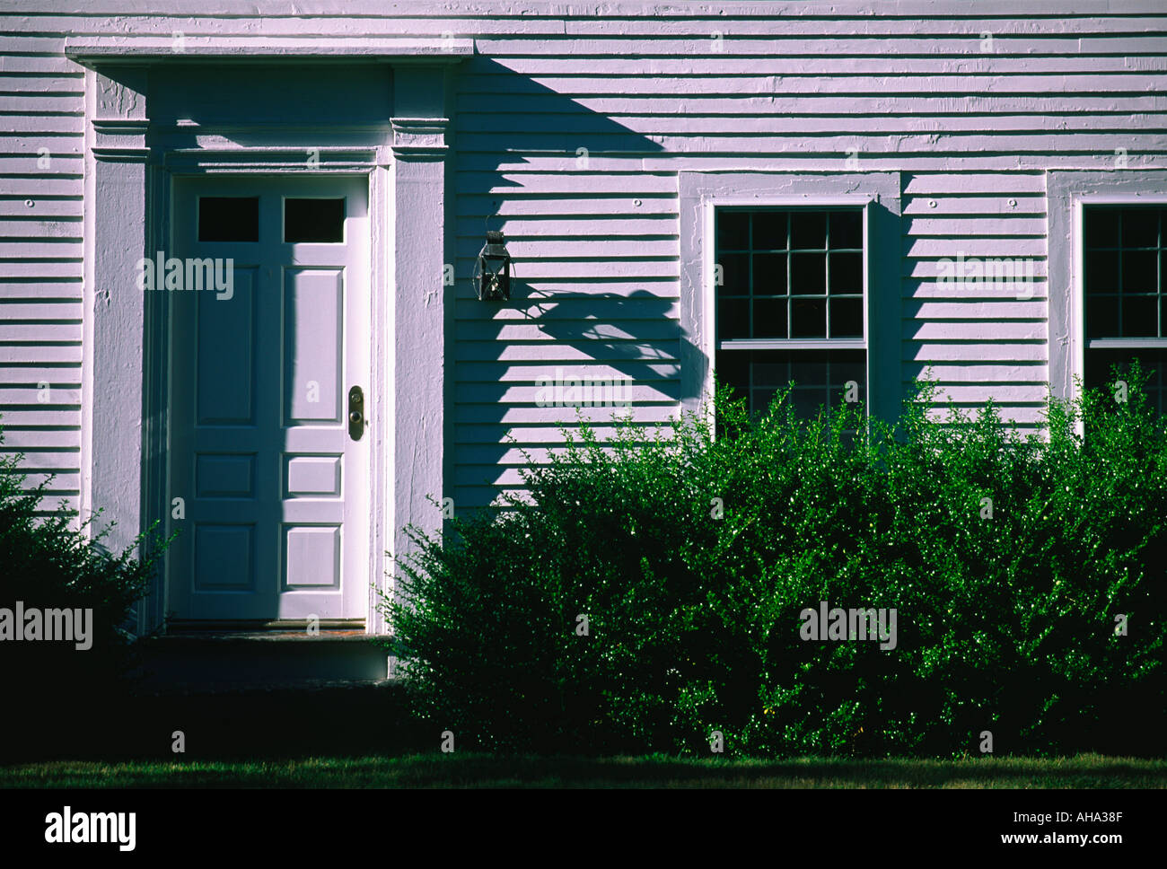 Infissi bianchi schierata, New England architettura della casa Foto Stock