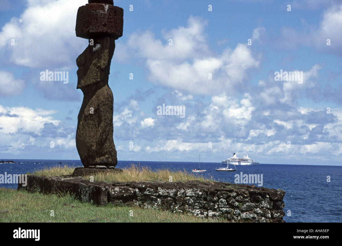 Moai presso il sito di Tahai isola di pasqua cile america del sud con la nave di crociera scoperta al di ancoraggio in background Foto Stock