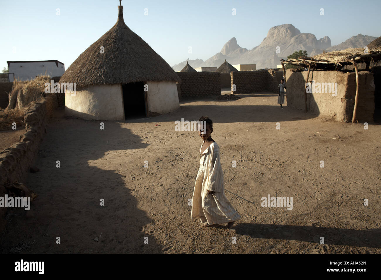 Ragazzo sudanese fuori di casa sua Foto Stock