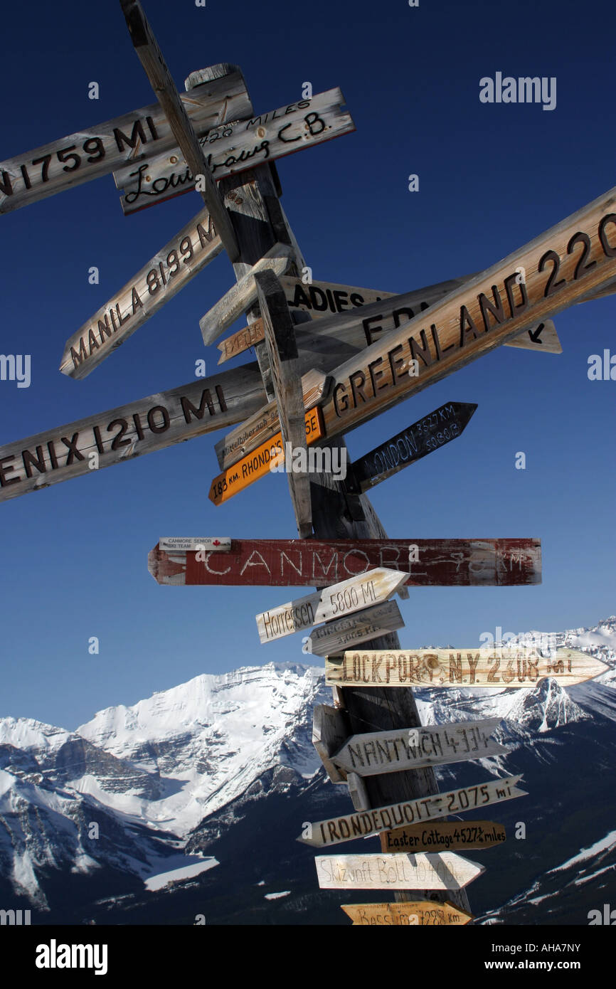 Le distanze del mondo sci segni e viste sulla montagna al sole in Canada Foto Stock