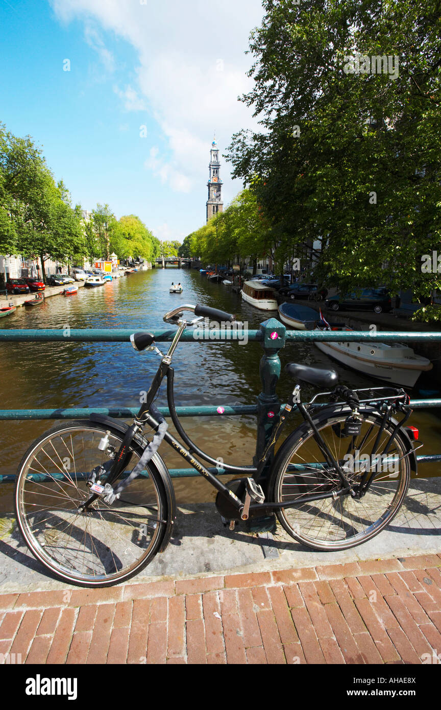 In bicicletta e in vista del canale Prinsengracht verso Westerkerk, Amsterdam Foto Stock