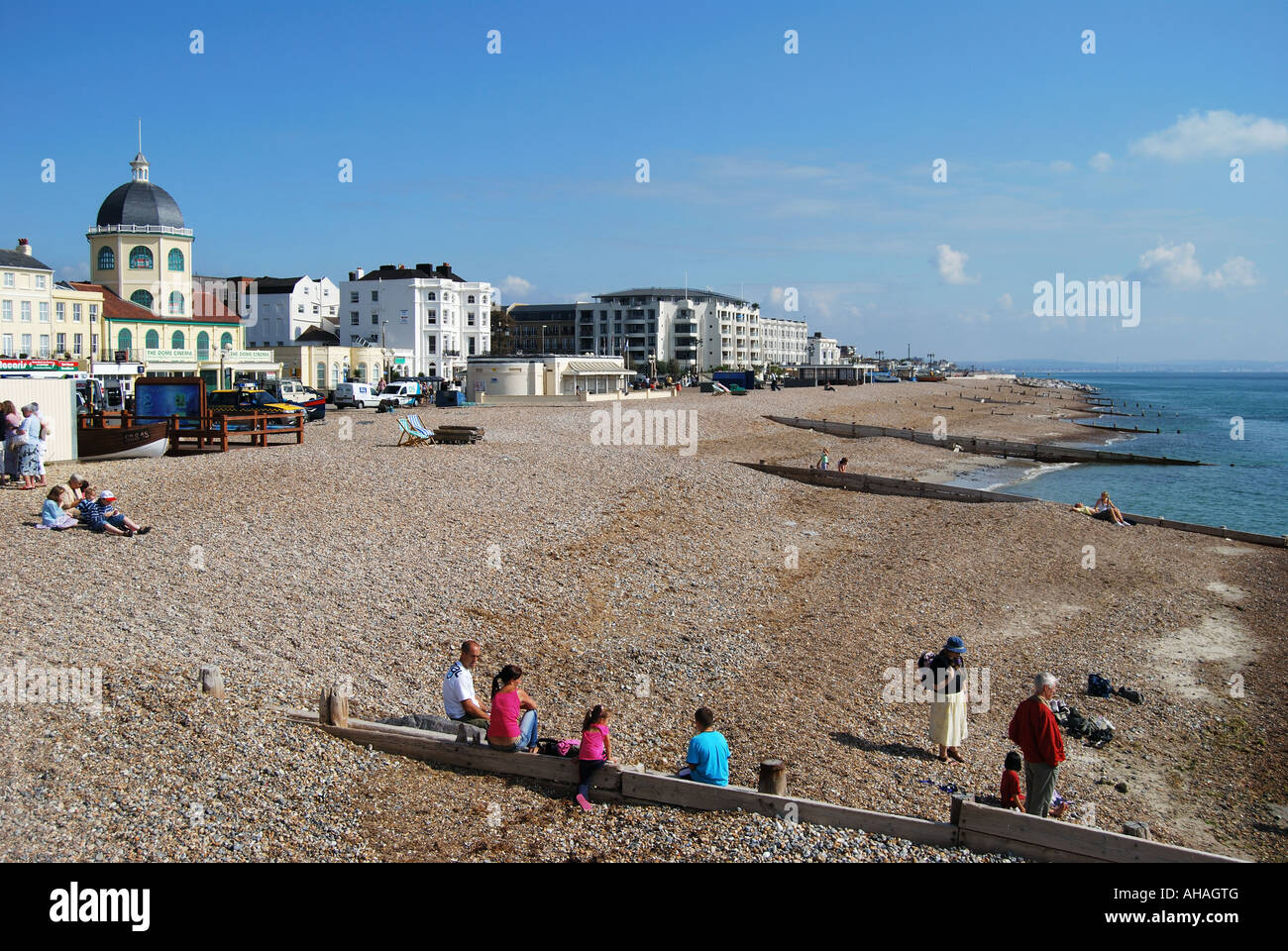 Spiaggia e il lungomare con vista da Worthing Pier, Worthing, West Sussex, in Inghilterra, Regno Unito Foto Stock