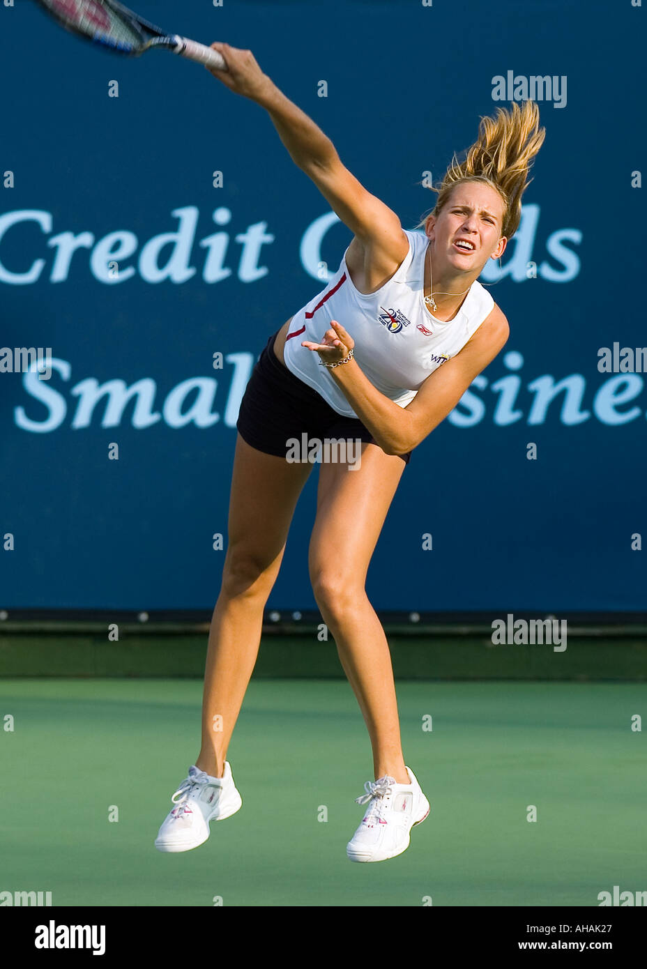 16-enne professionista WTA di tennis femminile star, Nicole VAIDISOVA serve in WTT tennis a Palisades Club in Newport Beach, Foto Stock
