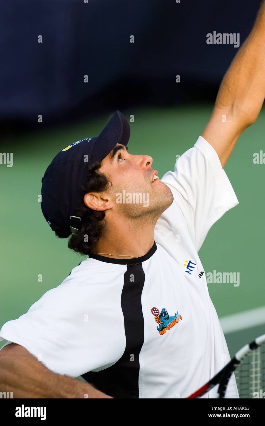 Ramon Delgado ATP top 100 classificato giocatore di tennis professionista serve per il suo team WTT il Newport Beach Breakers Foto Stock