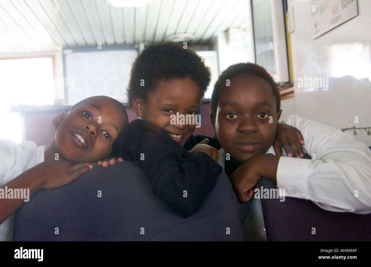 Tre uniformata South African scuola bambini sul traghetto a scuola su Robben Island Foto Stock