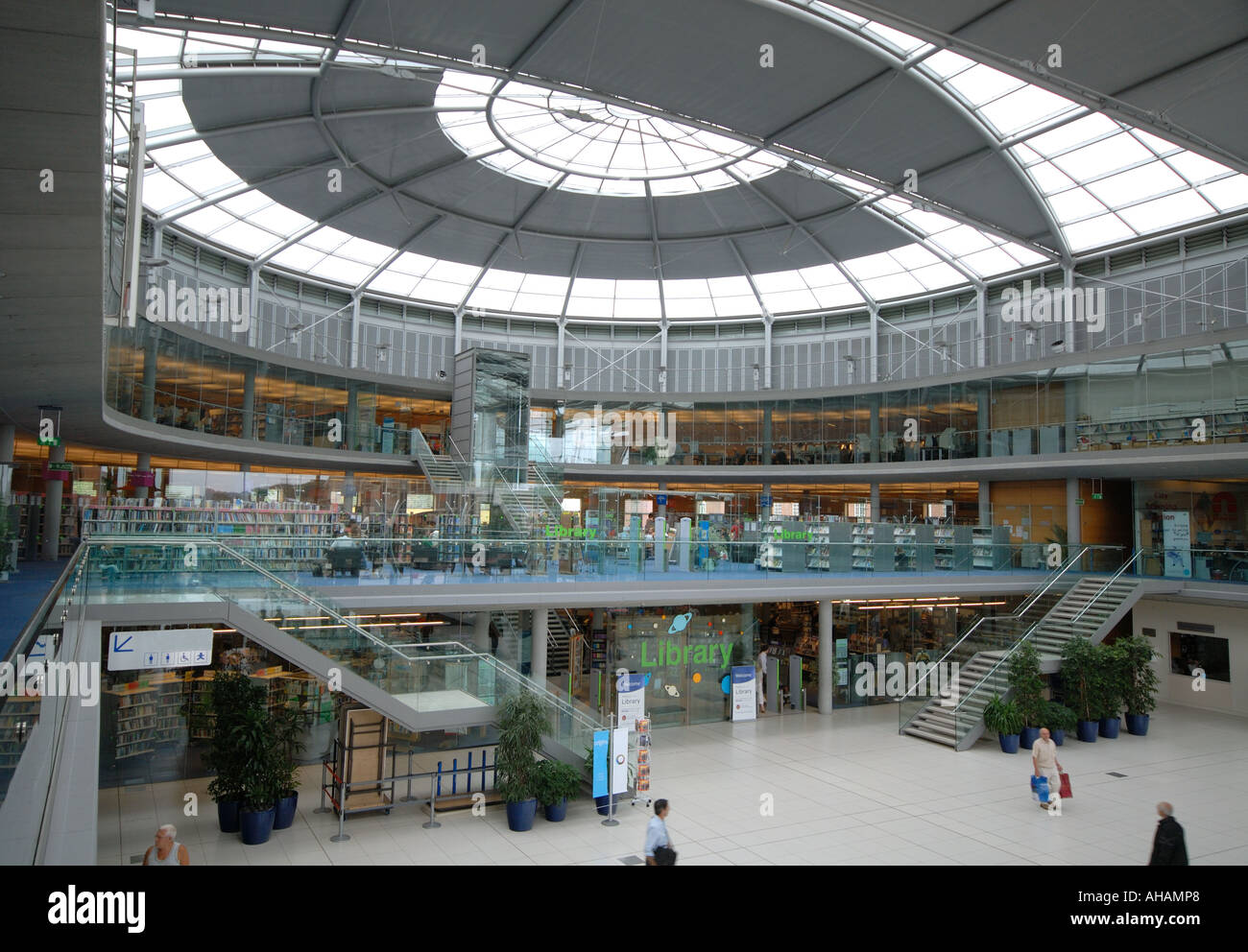 Vista interna del Forum, Norwich, East Anglia Foto Stock