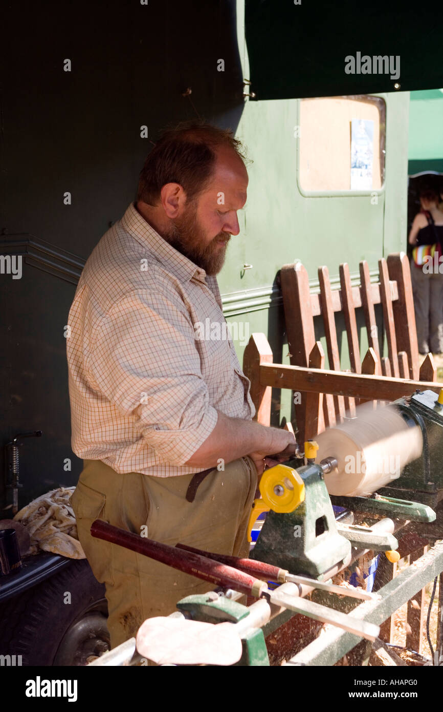 Regno Unito Hampshire Romsey Broadlands CLA Game Fair woodturner Martin Symes rendendo birilli Foto Stock