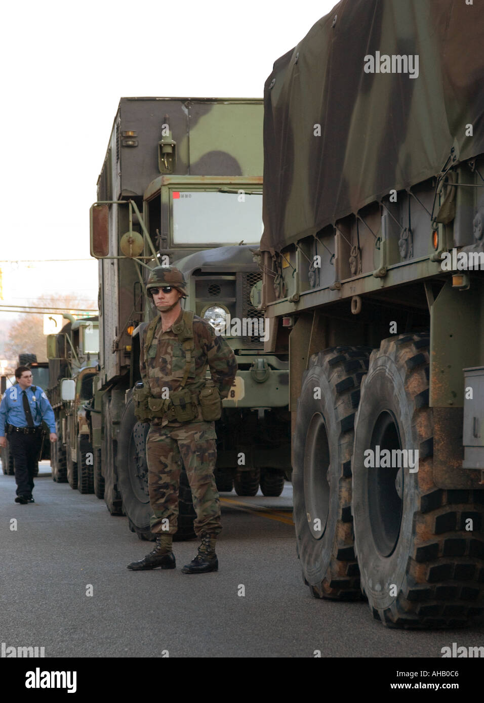 Soldato sta di guardia a Humvee Trucks USA Foto Stock