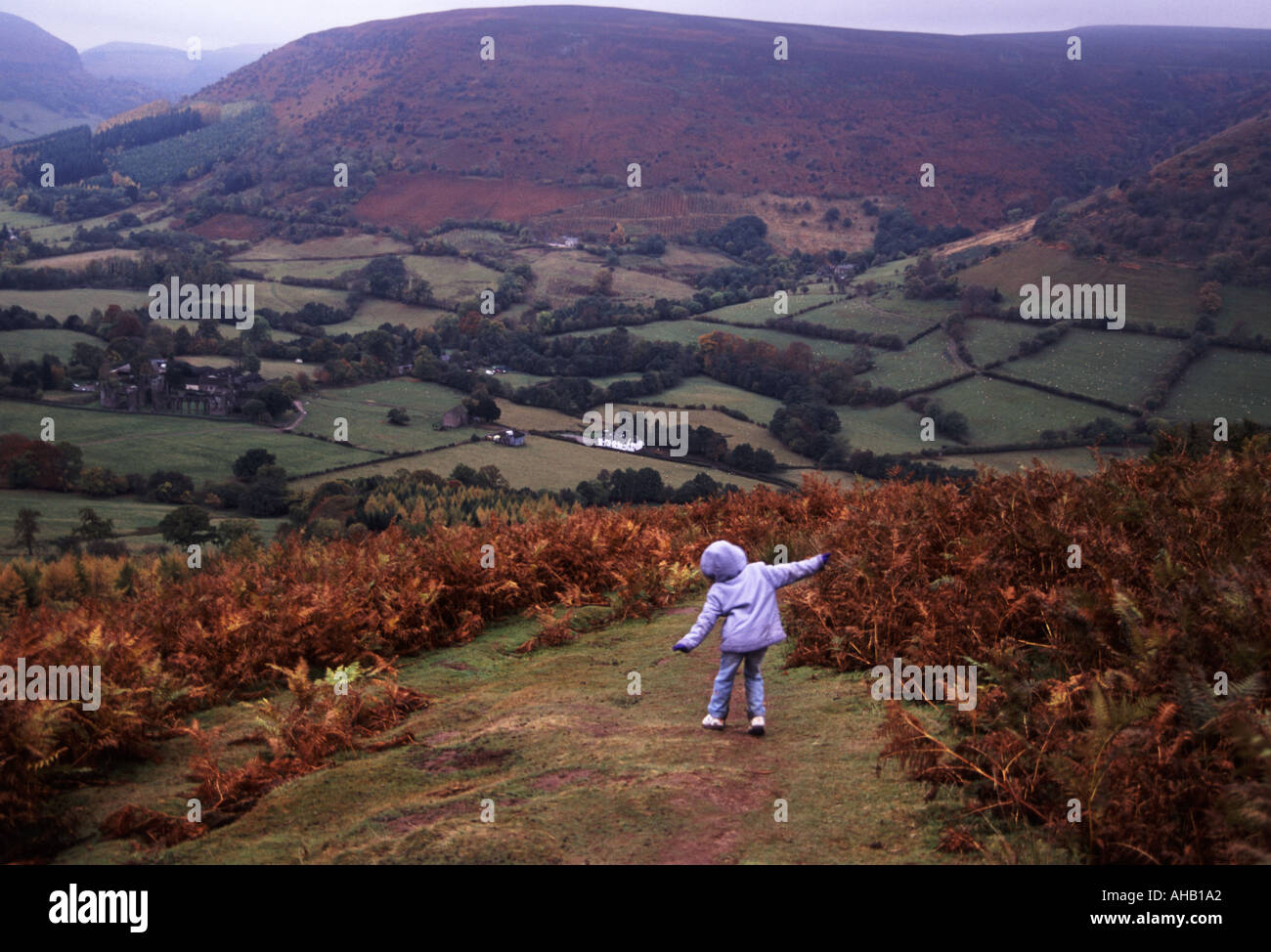 Bambino correre giù collina Regno Unito Galles Gwent Llantony Valley Foto Stock