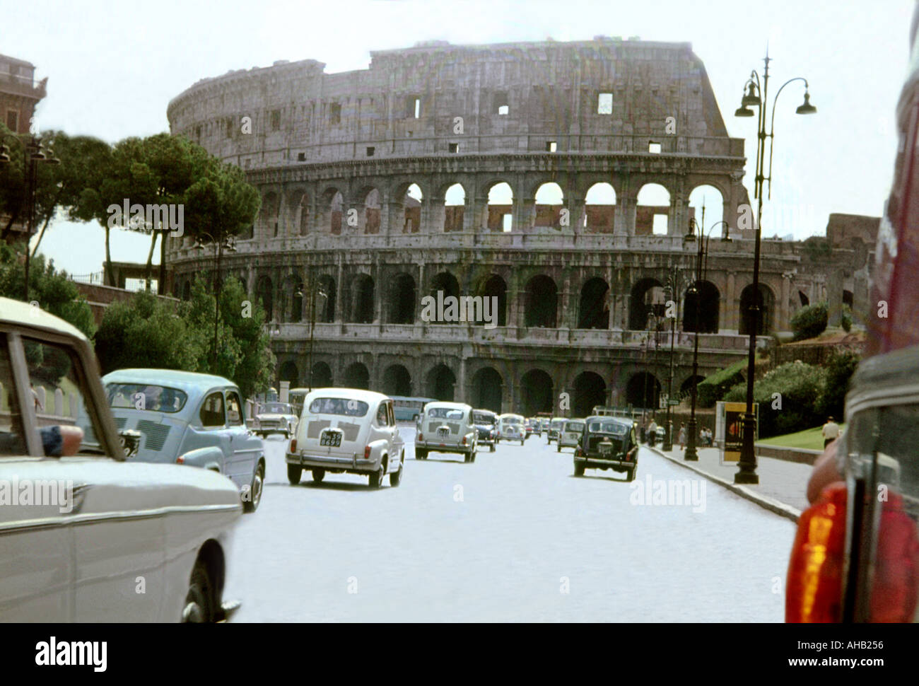 Leader nel traffico fino al Colosseo di Roma in Italia negli anni sessanta Foto Stock