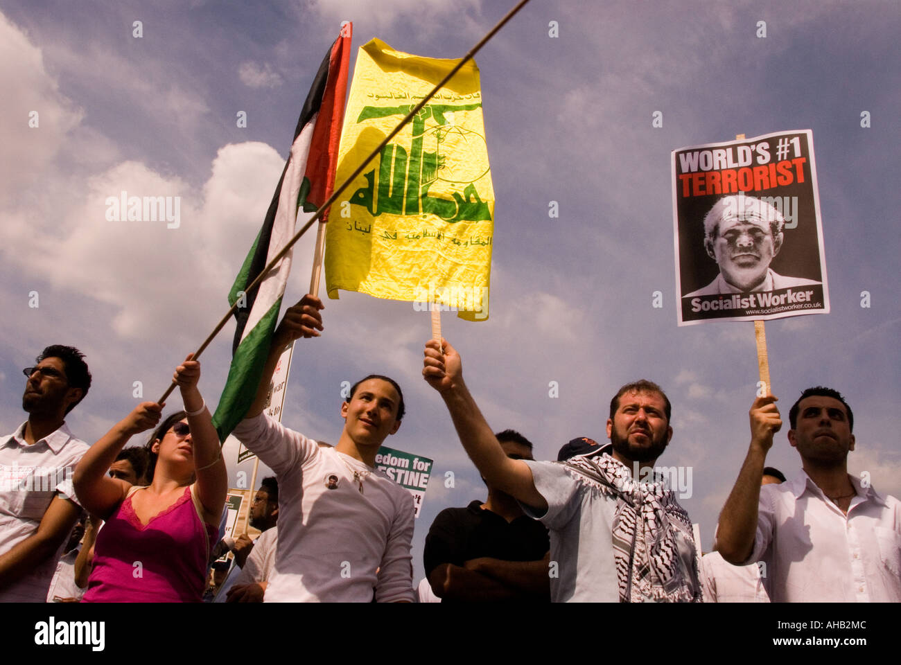 Fermare la guerra Demo, marzo e di protesta contro la guerra in Libano con Israele, Londra, Regno Unito. Il 5 agosto 2006. Foto Stock