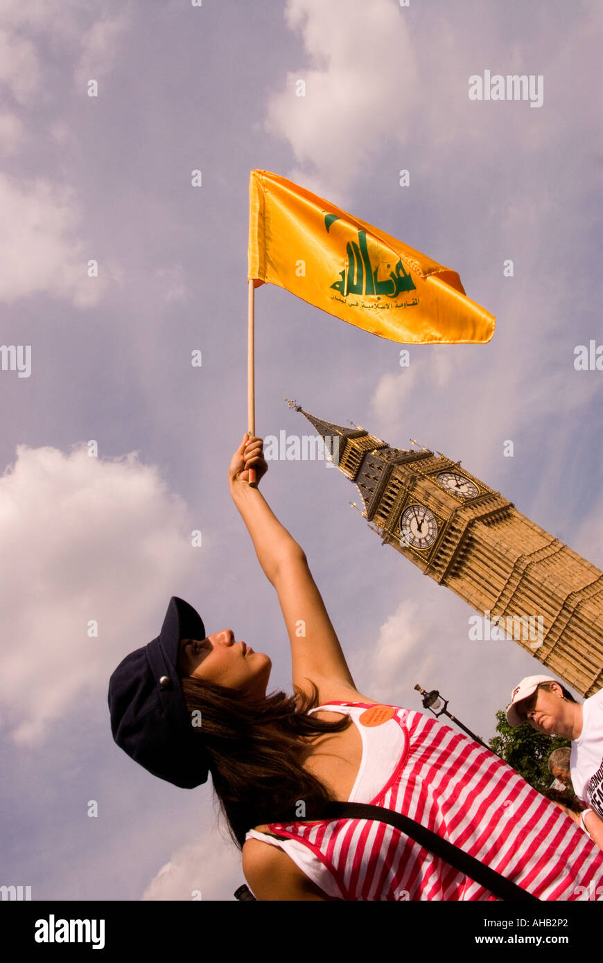 Giovani Musulmani protester wielding bandiera gialla di Hezbollah nel corso di fermare la guerra s marzo e dimostrazione contro israeliani in agression Leban Foto Stock