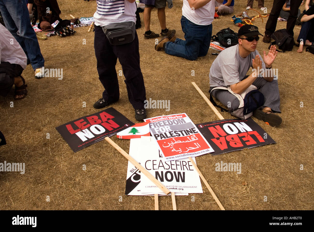 Fermare la guerra Demo e marzo contro la guerra in Libano con Israele la piazza del Parlamento di Londra 5 Agosto 2006 Foto Stock
