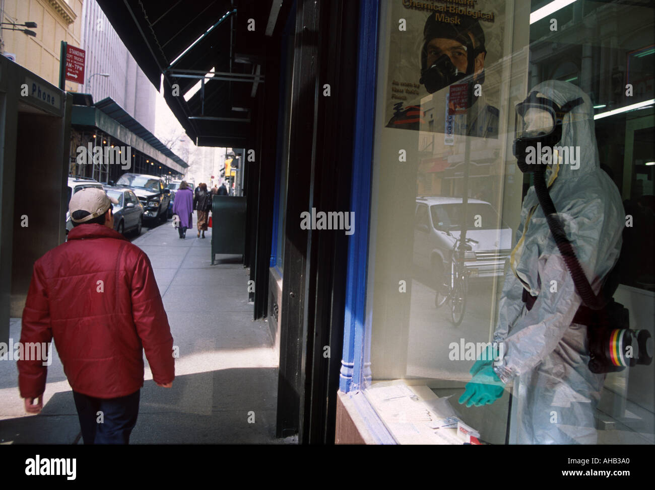 Stati Uniti New York Manhattan per la vendita di una maschera a gas e coppe per proteggere contro la minaccia di gas e di attacco biologico Foto Stock