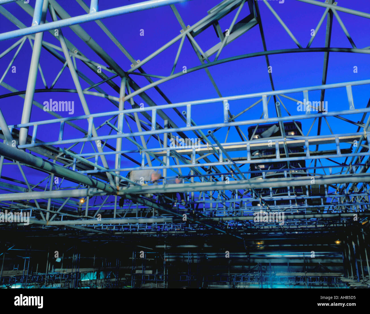 Operai che lavorano di notte di erigere in tubolare di acciaio capriate, i ponti shopping centre, Sunderland, Tyne & Wear, Inghilterra, Regno Unito. Foto Stock