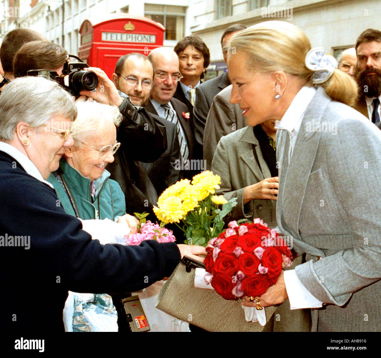 La Principessa Michael di Kent essendo presentato con fiori da old ladies Londra reception 02 Novembre Foto Stock